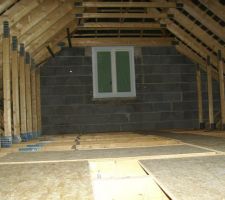 Vue des combles aménageables. j'ai commencé à poser en vrac des dalles de plancher OSB pour me permettre d'atteindre tous les recojns sans traverser le plafond