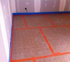POSE DES PLAQUES DE TMS POUR METTRE LES TUYAUX DE PLANCHER CHAUFFANT