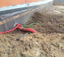 Remise à l'horizontal de nos gaines qui s'étaient affaissées par la pluie. On les laisse accessibles !