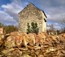 Le pigeonnier avant restauration, un terrain bord&eacute; d'un mur en pierre