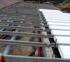 Pose des poutrelles en b&eacute;ton arm&eacute; &agrave; gauche et pose des hourdis isolants &agrave; droite