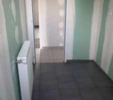 Carrelage de la salle de bain et du couloir