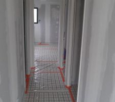 Mousse polyuréthane avant plancher chauffant, couloir étage