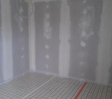 Mousse polyuréthane avant plancher chauffant, chambre bb