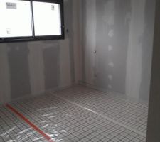 Mousse polyuréthane avant plancher chauffant, chambre amis