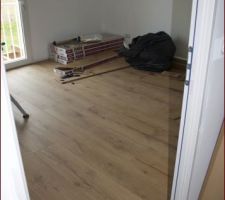 Pose du parquet stratifié à l'étage.
2 chambres en cours 
il manque plus que les plinthes et les barre de seuil.