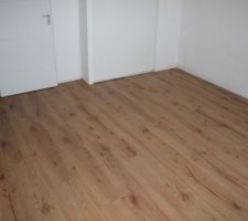 Pose du parquet stratifié à l'étage.
2 chambres en cours 
il manque plus que les plinthes et les barre de seuil.