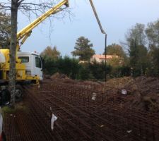 Fondations en cours ...livraison du "ferraillage" et coulage du "gros béton au fond des tranchées avant de ferrailler pour couler les fondations en béton "banché"