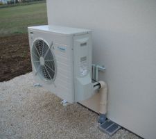 Photo de groupe extérieur de la pompe a chaleur.
La grille en pieds n'a rien a voir avec la pompe a chaleur.Il s'agit de la grille de ventilation du vide sanitaire.