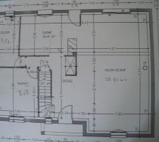 RdC comprenant entrée   séjour/salon   cuisine ( /- 50m²), WC sous escalier, bureau cellier