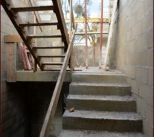 Escaliers béton accès sous-sol au RDC, puis escalier provisoire accès étage.