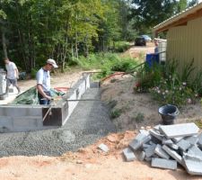 Coulage de la ceinture du bac a sable avec le surplus des fondations 2.5m3 quand meme le reste aura ete mis le long du mur en renfort