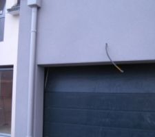Boite à eau et descente EP en pvc au lieu du zinc prévu.