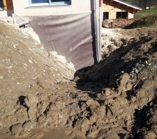 Le trou pour passer les tuyaux dans le vide sanitaire !!!