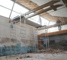 Démolition de l'ancienne toiture (placo plâtre planches sciure).