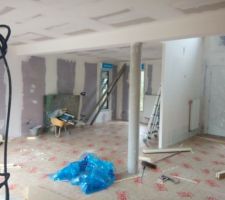 Pose du polyurethane avant de couler la chape