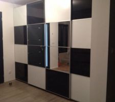 Portes du placard d'entrée. Je ne sais pas si nous ne nous lasserons pas trop vite du damier... On aura la possibilité si c'est le cas d'habiller les panneaux avec d'autres revêtements.