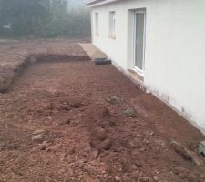 Début de terrassement de la terrasse à l?arrière de la maison

on peut voir au fond, le début de la pose du GNT 0/20 sur le pourtour de la maison