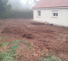 Début de terrassement de la terrasse à l?arrière de la maison

on peut voir au fond, le début de la pose du GNT 0/20 sur le pourtour de la maison