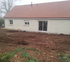 Début de terrassement de la terrasse à l?arrière de la maison

on peut voir au fond, le début de la pose du GNT 0/20 sur le pourtour de la maison