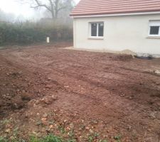 Début de terrassement de la terrasse à l?arrière de la maison

on peut voir au fond, le début de la pose du GNT 0/20 sur le pourtour de la maison