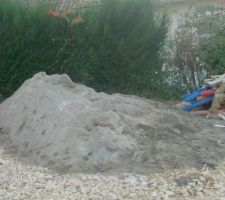 Toujours pas debarrass&eacute; leurs M..... et encore c'est un autre terrassier ,qui a tout debarrass&eacute; le terrain