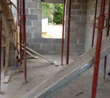 Preparation dalle de l etage et du futur escalier