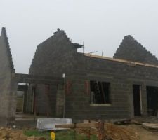 Fin pour les ma&ccedil;ons aujourd'hui...
Ils reviendront pour le rampanage....
Pose de la charpente la semaine prochaine :)
Beau travail des ma&ccedil;ons...