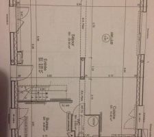 Plan de base de la maison. Nous pensons modifier certaines choses comme déplacer les WC sous l'escalier et récupérer l'espace pour agrandir le bureau et en faire une petite chambre d'environ 10m2. Et ouvrir la cloison des anciens WC côté cuisine avec le point technique qui par la suite ira dans le garage une fois construit!