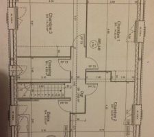 Plan de base de la maison. Côté modifications, nous aimerions créer un WC à côté de la salle de bain dans le petit coin de la chambre 2 et condamner le dressing pour transformer la chambre 3 en suite parentale avec un coin dressing et une petite salle d'eau!