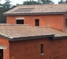 Tuiles om&eacute;ga 10 Terre Adhemar chez Imerys