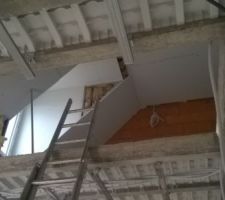 A l'étage, la laine de roche a été mise et tout est presque plaqué!! Vue du bas!!