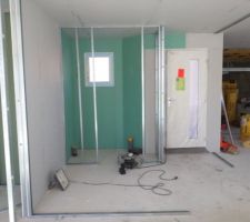 Au fond les WC en premier plan le vestiaire