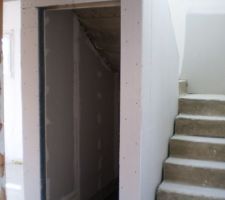 Porte qui mène au sous-sol