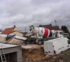 Arrive du beton pour la dalle de RDC