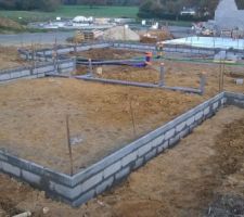 Fondations et arrivées des fourreaux avant le coulage de la dalle - vue coté ouest de la maison