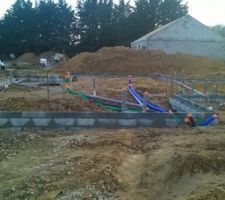 Fondations et arrivées des fourreaux avant le coulage de la dalle - vue devant la maison