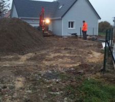 Gros bazar pendant les travaux d amenagement de notre terrain
Etalement des terres, rabotage de chemin d acces, tranchees eaux pluviales, future terasse...