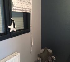 Peinture grise et tapisserie bleu pour la chambre de notre fils, ainsi qu'une tapisserie blanche a étoile grise. En rappel, pose d'un store bateau sur la fenêtre. Le second store est en cours de réalisation, ainsi que le luminaire en tissu accordé.