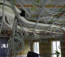 Pose des pieuvres électriques, des tuyaux PER et des conduits de ventillation