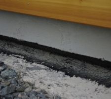 Pose du goudron sous le polystyrène en pied de dalle