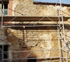 Mur rebouch&eacute; en pierre