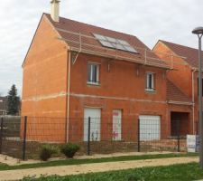 Façade avant fermée et panneaux solaires enfin installés!!!!