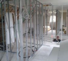 Pose des cloisons à l'etage.