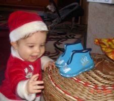 A bien mis ces chaussons de Noël au pied de l'Arbre