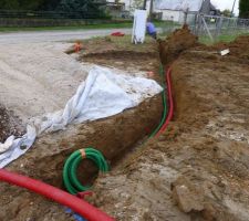 Création du chemin d'accès et des tranchées techniques - Tranchée du téléphone et du robinet d'eau de chantier