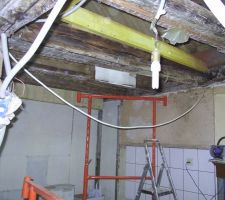 Vue sous la mezzanine, depuis l'ancienne cuisine. Toutes les poutres sont degagés, je vais pouvoir commencer a les enlever