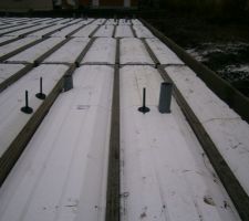 Malgré la pluie, les hourdis sont installés. Youhou!