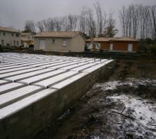 Malgré la pluie, les hourdis sont installés. Youhou!