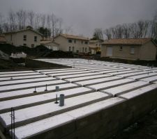 Malgré la pluie, les hourdis sont installés. Youhou!